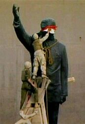 bagdadis déguisés en soldats américains, barbouillant de peinture une statue de saddam...